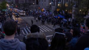 Protesta proisraelí en las inmediaciones de la Universidad de Columbia, en Nueva York, que acoge una campaña estudiantil propalestina,
