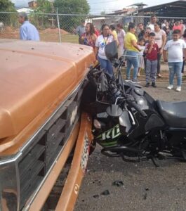 Colisión entre una moto y una camioneta dejó una pareja lesionada en Altos de Gallardín