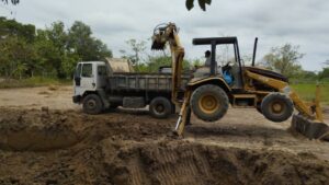 Comunidad y Gobierno reparan la vía en Brisas del Río Sarare de Guasdualito