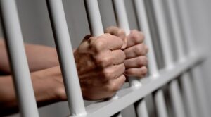 Condenan a hombre a 21 años de cárcel por abusar de niña