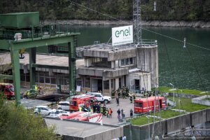 Continúa, "sin muchas esperanzas", la búsqueda de los desaparecidos en el incendio de la central hidroeléctrica de Bolonia que ha dejado tres muertos