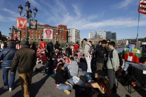 Copa del Rey: Miles de personas esperan desde primera hora el paso de la gabarra del Athletic | Copa del Rey 2023