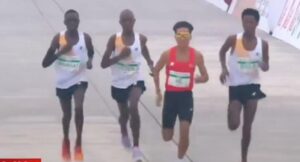 Corredor en media maratón de Pekín metió cuento chino: investigan si ganó con vieja maña