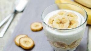 Crema de plátano y yogur, un postre fácil y barato para aprovechar los plátanos maduros
