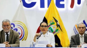 Culmina con 72 % de participación el referéndum en Ecuador