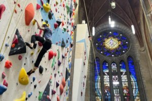 De iglesia a rocdromo: una parroquia de Bruselas se transforma en un templo para escaladores