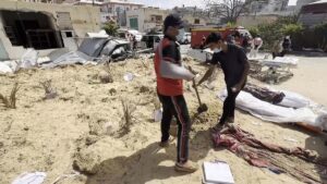 La Defensa Civil Palestina recupera 50 cadáveres hallados en una fosa común en Jan Yunis