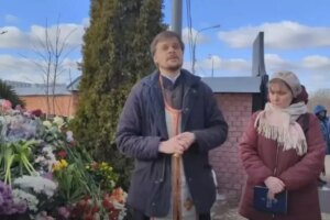 Degradado el sacerdote ruso que dirigi los servicios fnebres de Navalny