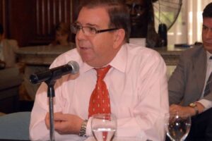 Denuncian que por “presiones políticas” estarían obligando a renunciar a candidato Edmundo González, que la MUD inscribió con su tarjeta