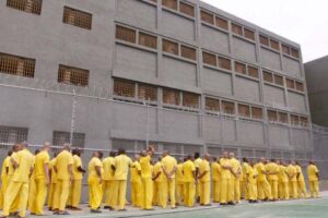 Denuncian traslado arbitrario de 19 presos políticos del Sebin a cárcel de El Rodeo I