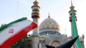 Iranians porten un model de míssil durant una celebració a Teheran, l’Iran.