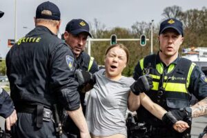 Detuvieron a Greta Thunberg durante una protesta en La Haya contra las subvenciones a los combustibles fósiles (+Video)