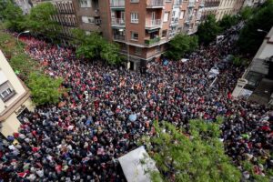 Dirigentes del PSOE salen a Ferraz y se unen a los manifestantes para pedir a Pedro Sánchez que no dimita