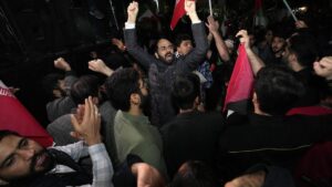 Manifestantes iraníes corean consignas durante una reunión antiisraelí frente a la embajada británica en Teherán.