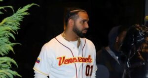 Drake sacude redes luciendo camiseta de la Vinotino de Béisbol