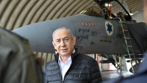 El primer ministro israelí, Binyamín Netanyahu, visita este jueves la base aérea de Tol Nof, en Rehovot.