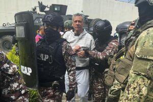 El exvicepresidente ecuatoriano Jorge Glas escoltado durante su llegada a la prisión de máxima seguridad La Roca en Guayaquil