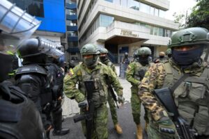 Ecuador enfrenta tormenta diplomática por asalto a la embajada de México - AlbertoNews