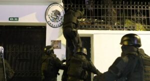 Ecuador entra a embajada de México para sacar a exvicepresidente asilado allí