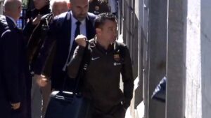 El Barça es recibido en Madrid con el cántico “Xavi quédate”