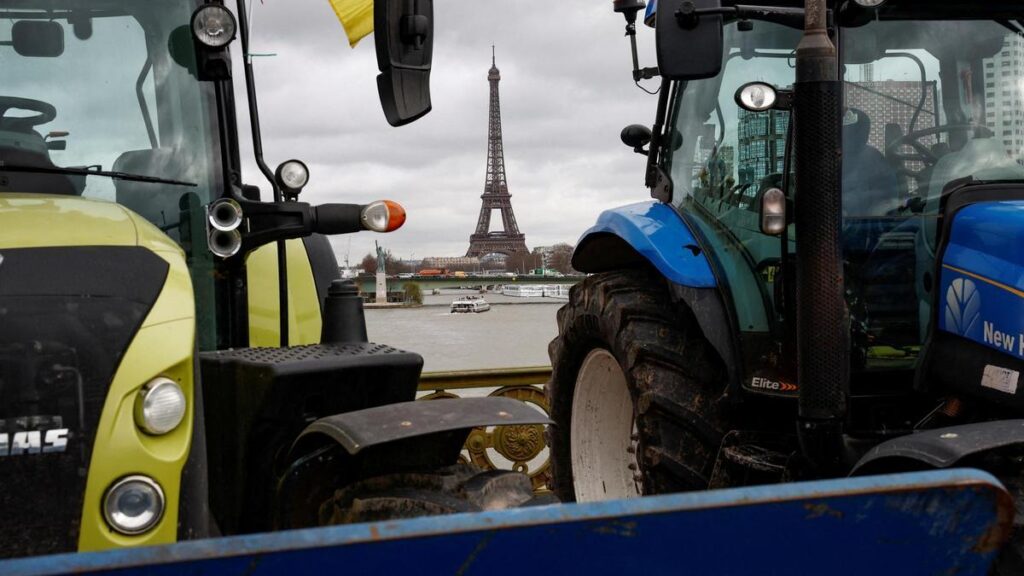 Tractores frente a la torre Eiffel de París, el pasado 23 de febrero, durante las protestas de los agricultores.