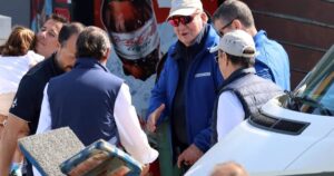 El Rey Juan Carlos llega al Club Náutico de Sanxenxo para disfrutar del primer día de regatas