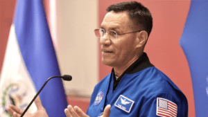 El astronauta Frank Rubio destaca sus raíces salvadoreñas durante visita al país