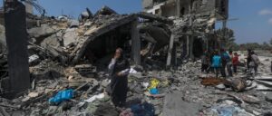 Familias palestinas inspeccionan sus casas destruidas en el campo de refugiados de Al Maghazi, en el centro de la Franja de Gaza.