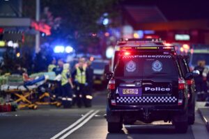 El escalofriante ataque de un hombre con cuchillo que sembró pánico en Sídney: la Policía neutralizó al sujeto (Video) - AlbertoNews