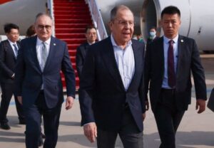 El ministro de Exteriores de Rusia llega a Pekín para reunirse con su homólogo chino