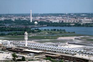 El peligroso momento en el que dos aviones estuvieron a punto de chocar en aeropuerto de Washington