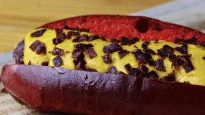 El primer restaurante de España en el que sirven la 'Burdog', una hamburguesa en formato hot dog