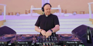 El sacerdote DJ que revoluciona la iglesia con música electrónica