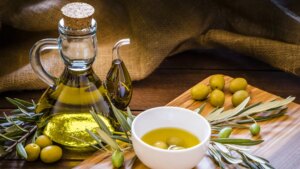 El sencillo truco para identificar si un aceite de oliva virgen extra es bueno (o no)