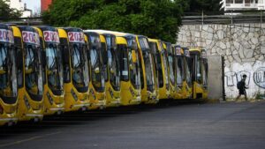 Una persona camina cerca de autobuses estacionados, mientras los conductores de autobús van a la huelga, en Vicente López, Buenos Aires, Argentina, 11 de abril de 2024. REUTERS/Mariana Nedelcu