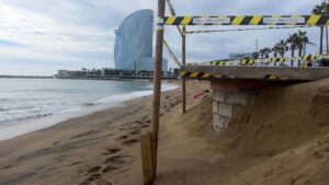 El temporal de mar traga buena parte de la playa de San Sebastián de Barcelona