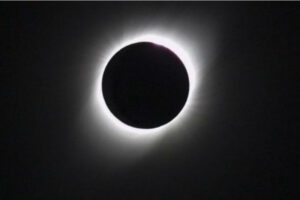 En redes causa pánico teoría “conspiranoica” que asegura que el eclipse total de Sol del 8 de abril es una señal de fin del mundo