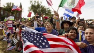 Encuesta dice que Biden pierde puntos y Trump sube entre los latinos