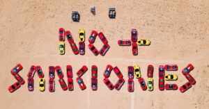 Escriben "NO + SANCIONES" con Ferraris en estacionamiento del Dracufest