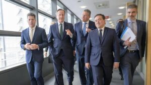 El ministro principal de Gibraltar, Fabian Picardo, junto al ministro de Exteriores del Reino Unido, David Cameron, el vicepresidente ejecutivo de la Comisión Europea, Maros Sefcovic y el ministro de Asuntos Exteriores español, José Manuel Albares, en Bruselas.