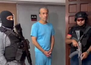 Esposado y con uniforme de preso presentaron a El Aissami ante tribunal antiterrorismo (+Video)