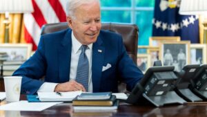 El presidente de EEUU, Joe Biden, habla a través del teléfono de la Casa Blanca