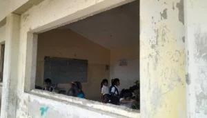 Estudiantes del colegio Sonia Amparo Gómez en la Guajira reciben clases en el piso