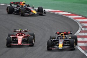 F1: Verstappen refuerza su liderato tras remontar en un 'sprint' de China en el que Alonso se retira por un incidente con Carlos Sainz