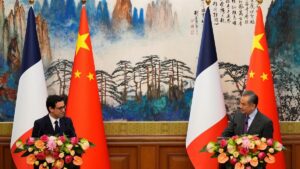 El ministro francés de Exteriores, Stephane Sejourne, junto a su homólogo chino, Wang Yi, reunidos en Pekín.