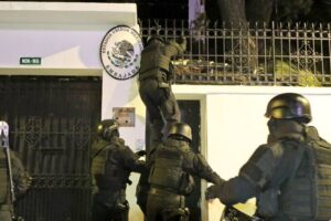 Fuerzas policiales de Ecuador entraron por la fuerza en Embajada de México para detener a exvicepresidente ecuatoriano (+Videos)