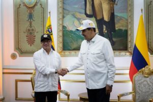 Funcionarios de Estados Unidos y Venezuela se reunieron en secreto en México, afirma Bloomberg
