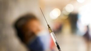 Gobierno de Arévalo agita caso de multimillonario contrato por vacunas Sputnik V