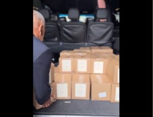 Gobierno de Venezuela entrega cajas de documentos a la CIJ sobre el Esequibo