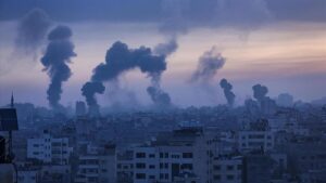 Humo y llamas tras un ataque aéreo israelí en Gaza, el pasado 12 de mayo de 2021